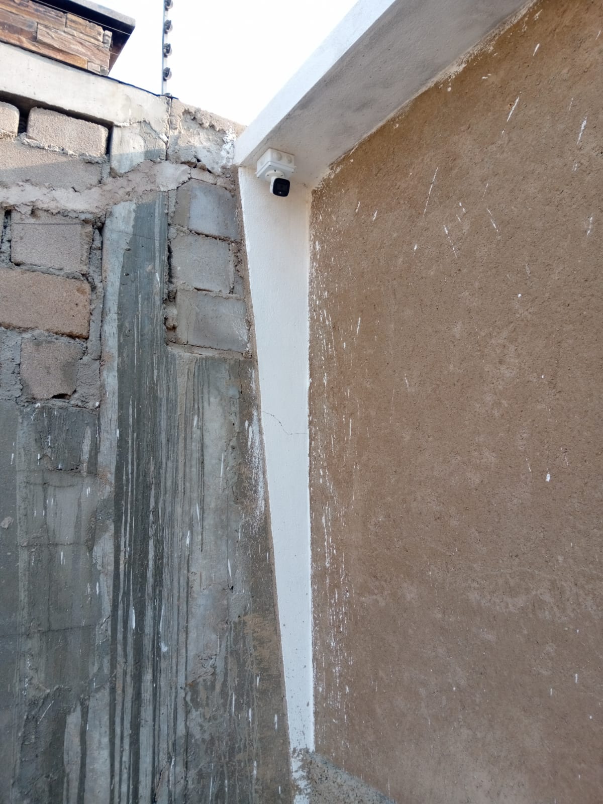 Câmera Bullet em Canto de Muro Exterior